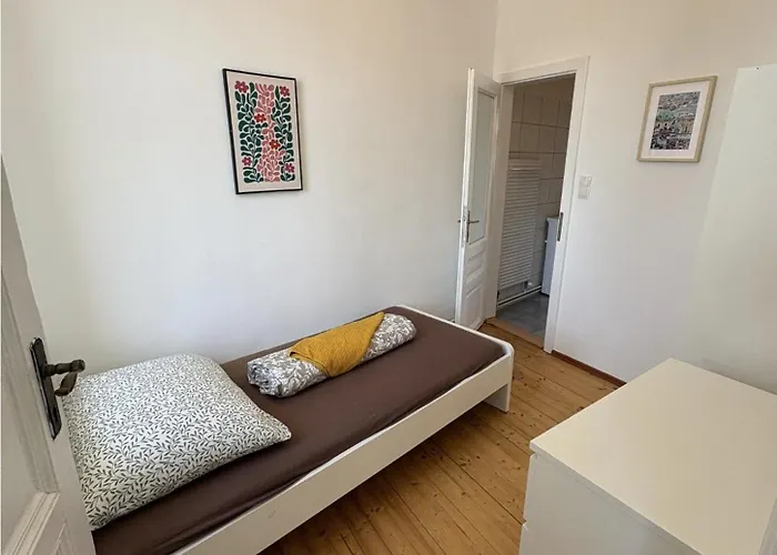 Three Bedroom Spacious Near Train Station Apartament *