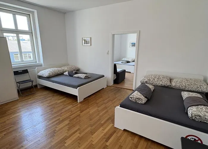 Three Bedroom Spacious Near Train Station Apartament *