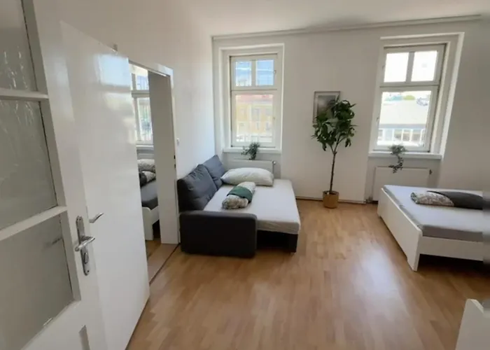 Three Bedroom Spacious Near Train Station Apartament