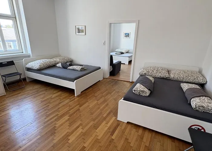 Three Bedroom Spacious Near Train Station Apartament Wiedeń