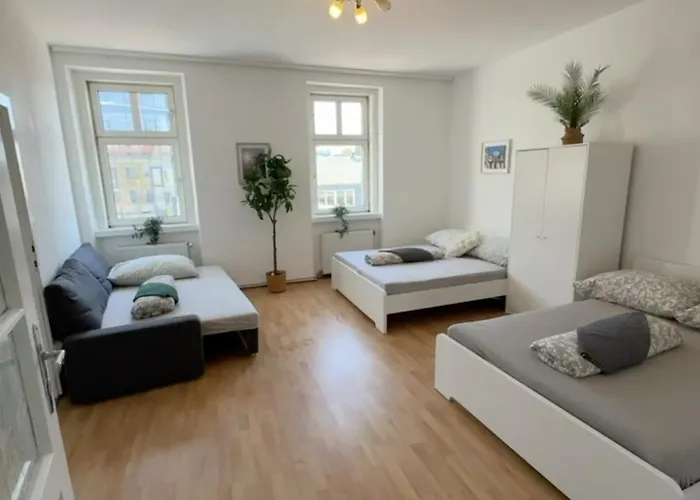 Three Bedroom Spacious Near Train Station Wiedeń