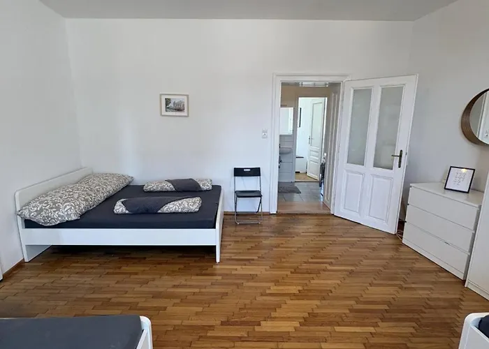 Three Bedroom Spacious Near Train Station Wiedeń